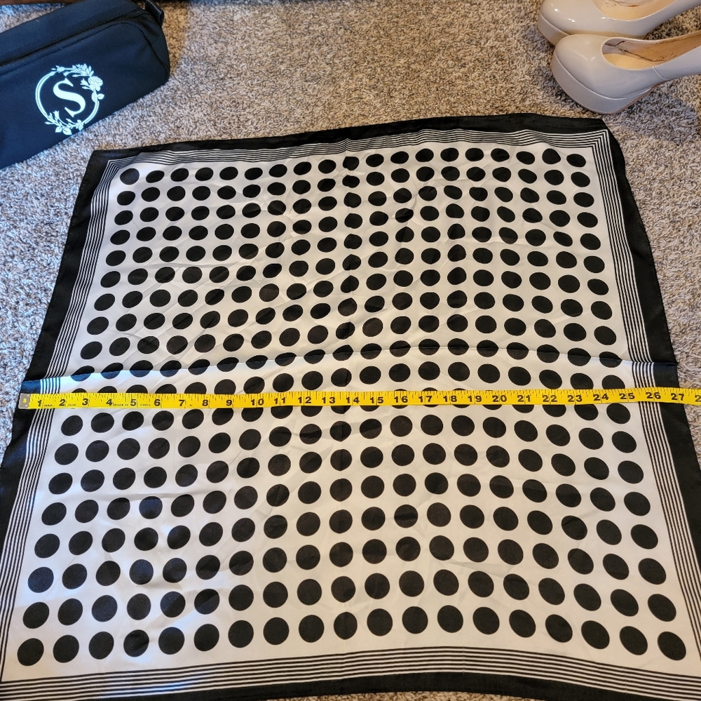 Black and white Silk Like scarf - Picture 6 of 10